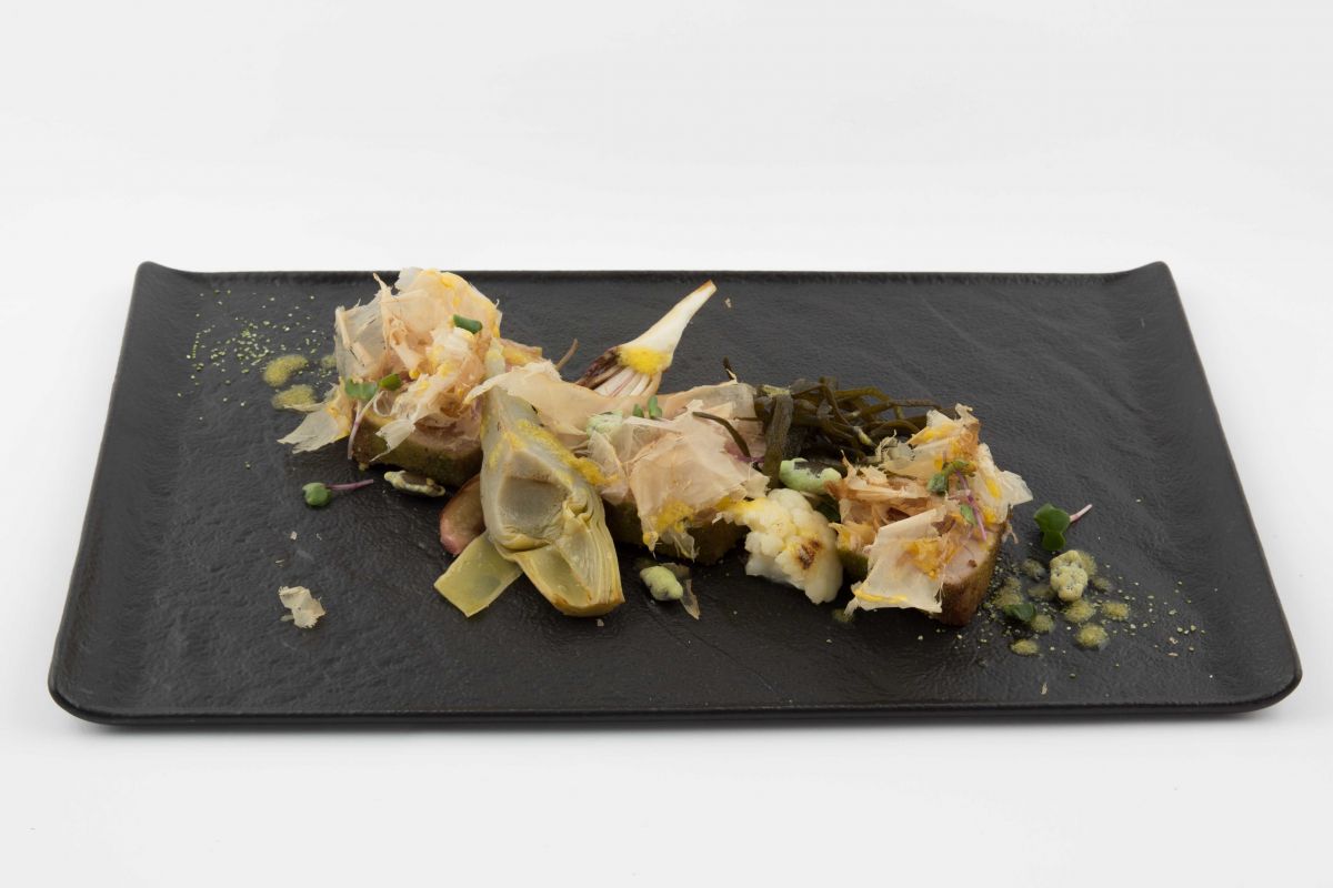 © Tagliata di tonno rosso siciliano con carciofi e maionese al wasabi